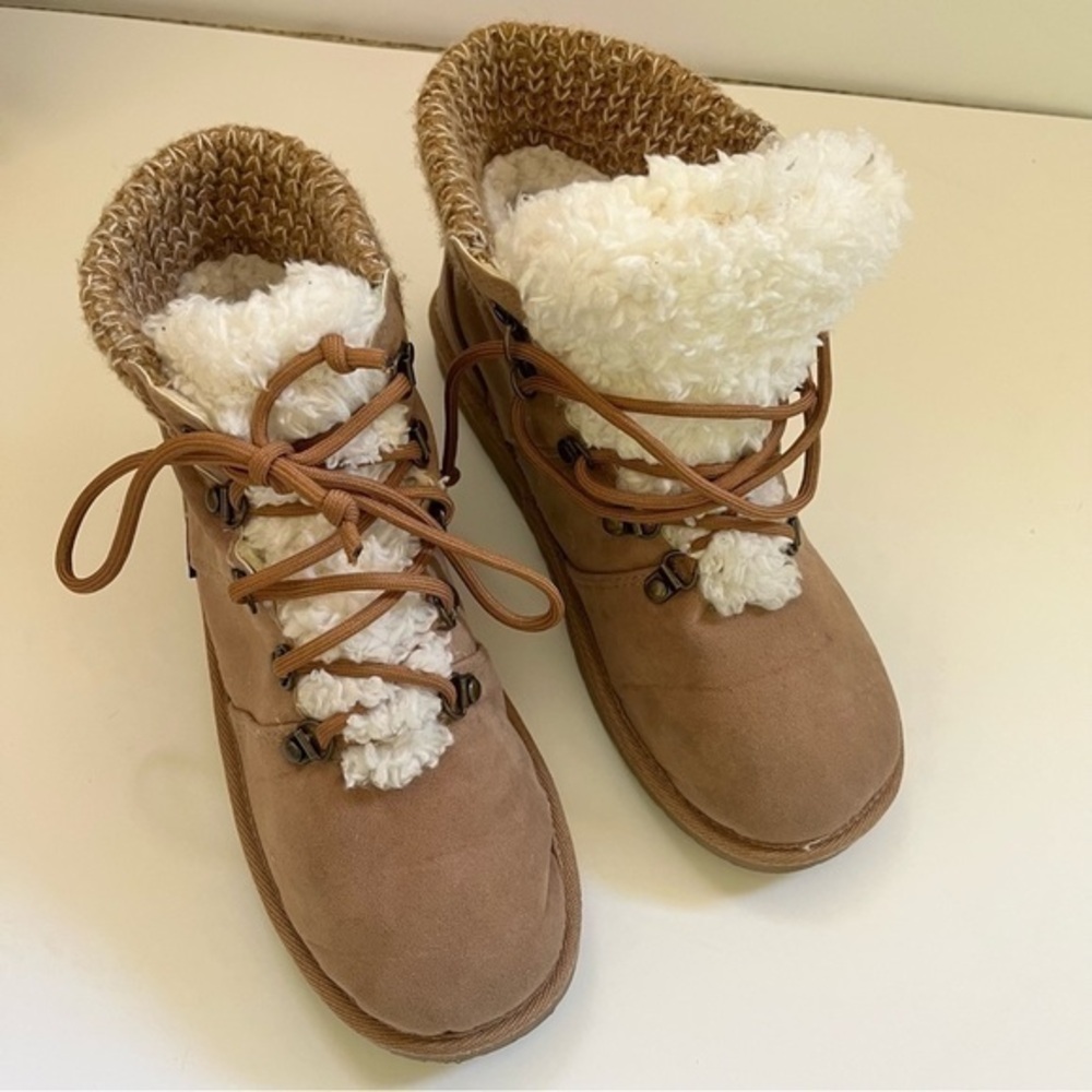 Mukluks Women Ankle Boots SZ 9 Faux Fur & Suede Sherpa Lace Ups Light Brown